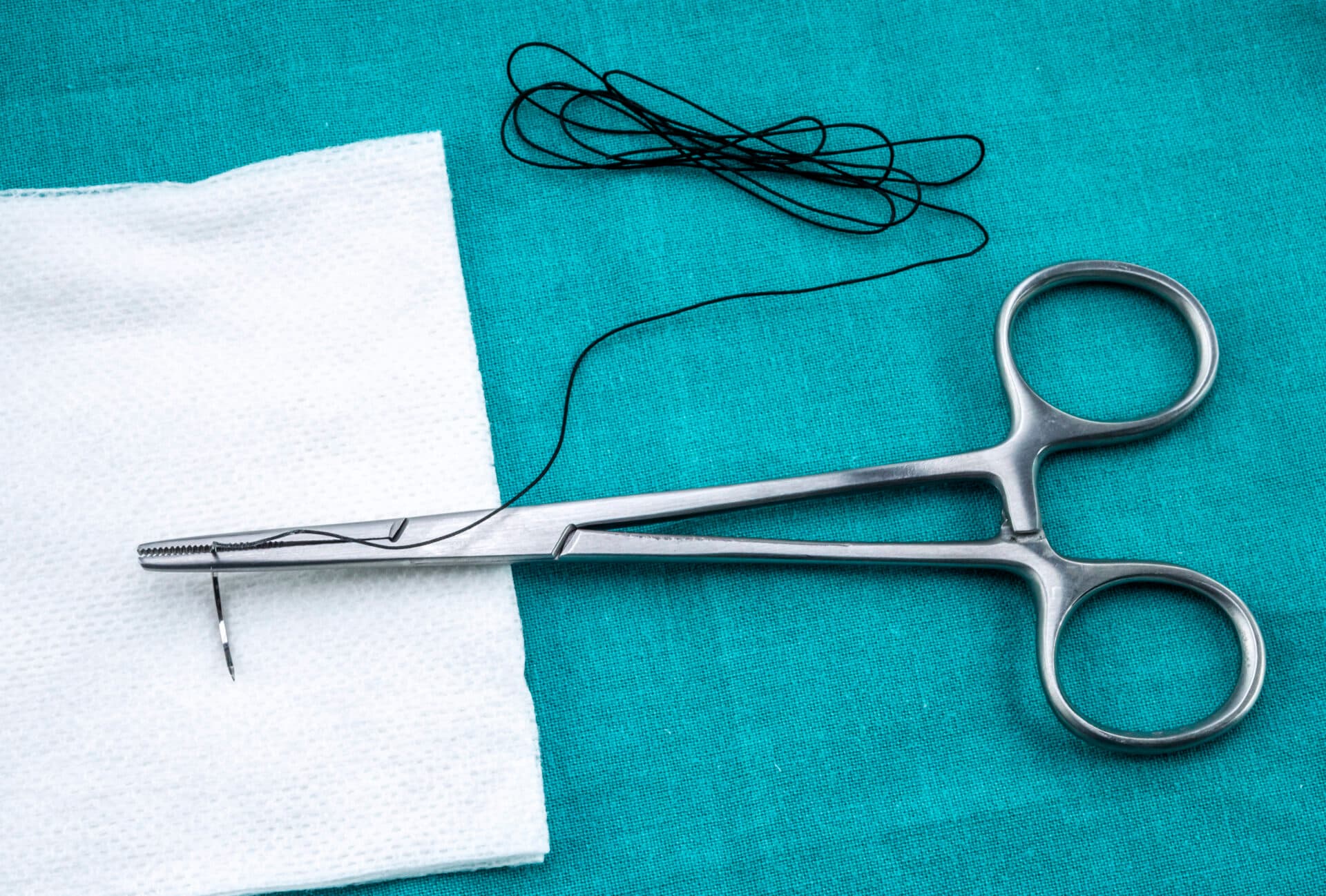 Polypropyleen en polyglactine 910 gelijkwaardig voor wondsluiting na knieprothese